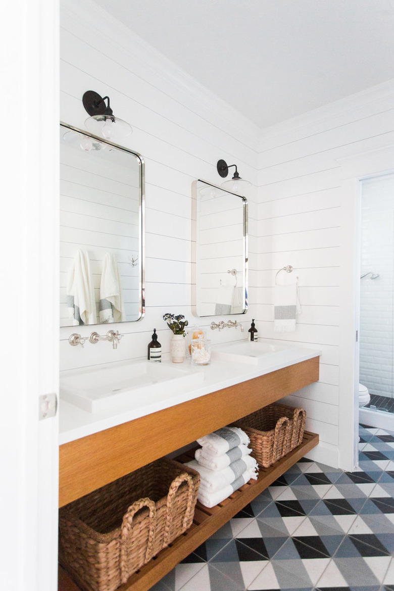 Farmhouse Bathroom Lighting Ideas That'll Make You Want To Move To The Countryside