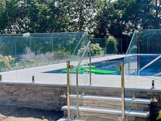Inspiring Examples of Modern Glass Fence Designs