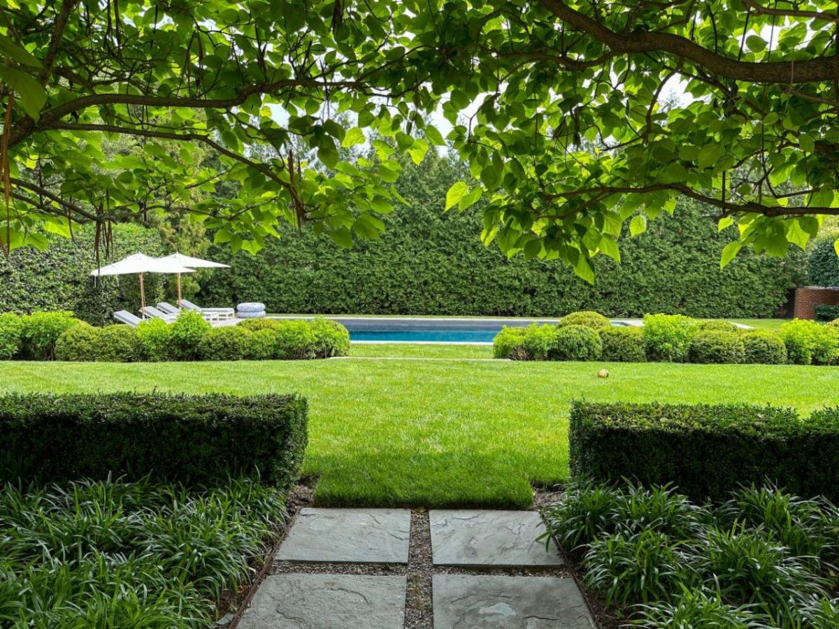 Landscaping Around a Pool for Luxury Living