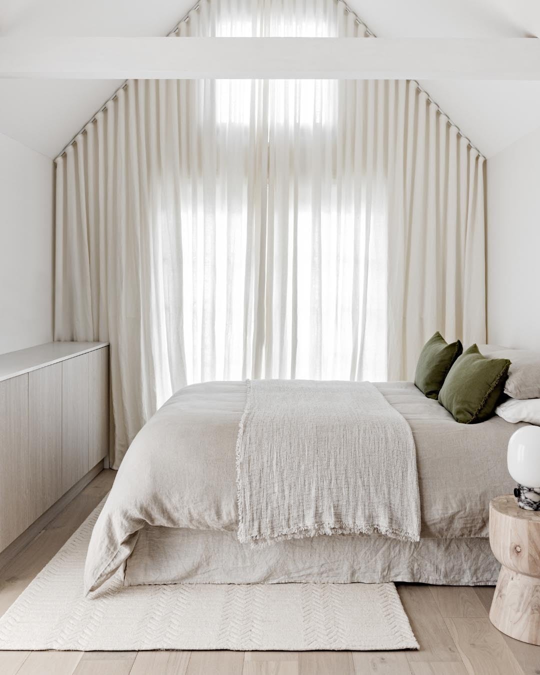 Minimal Bed Styling Ideas: 17 Expert Tips and Inspiration
