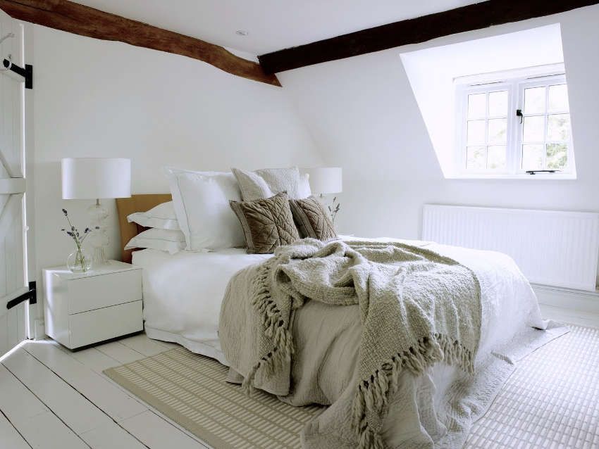 Minimalist Bedroom Design Provides Less Stress