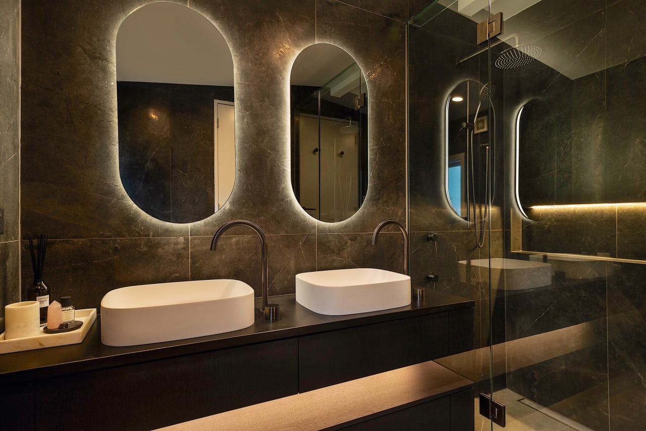 Moody Marble Master Bath: Modern Luxury Retreat | Trends