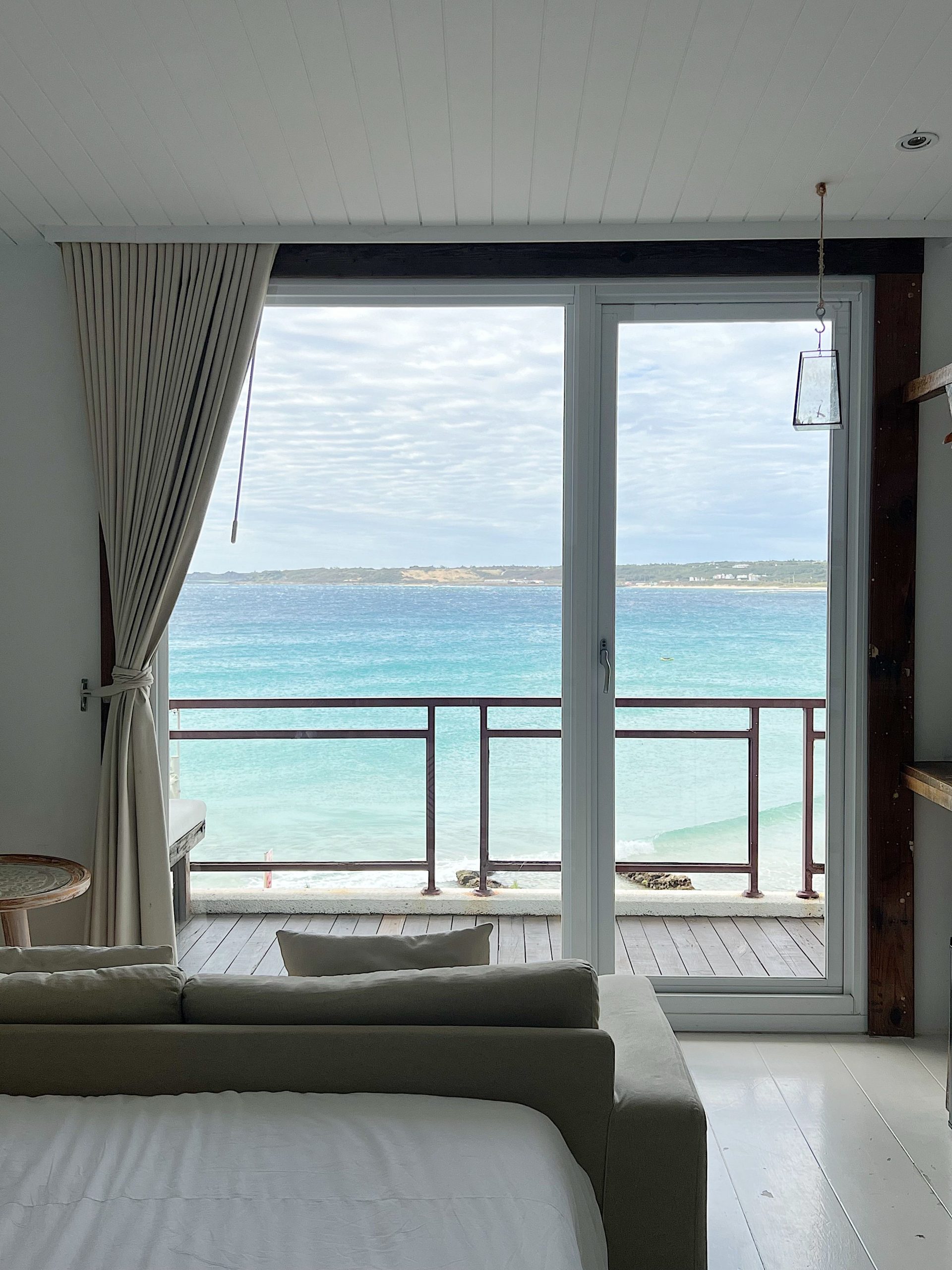 Relaxing beachfront room with sea view and modern décor, perfect for vacations.
