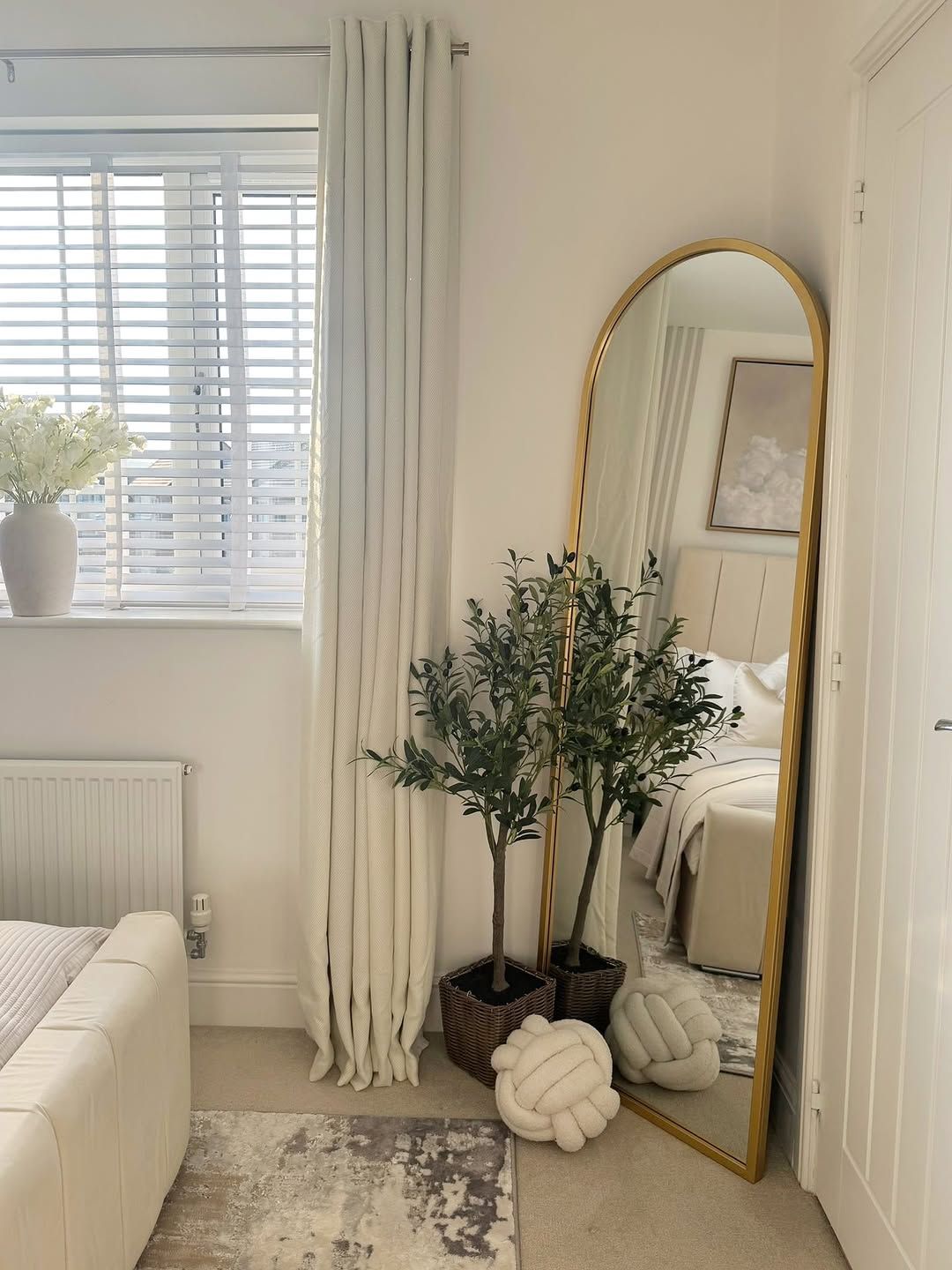 The Bedroom Detail Designers Are Using to Add Depth Without Adding Furniture