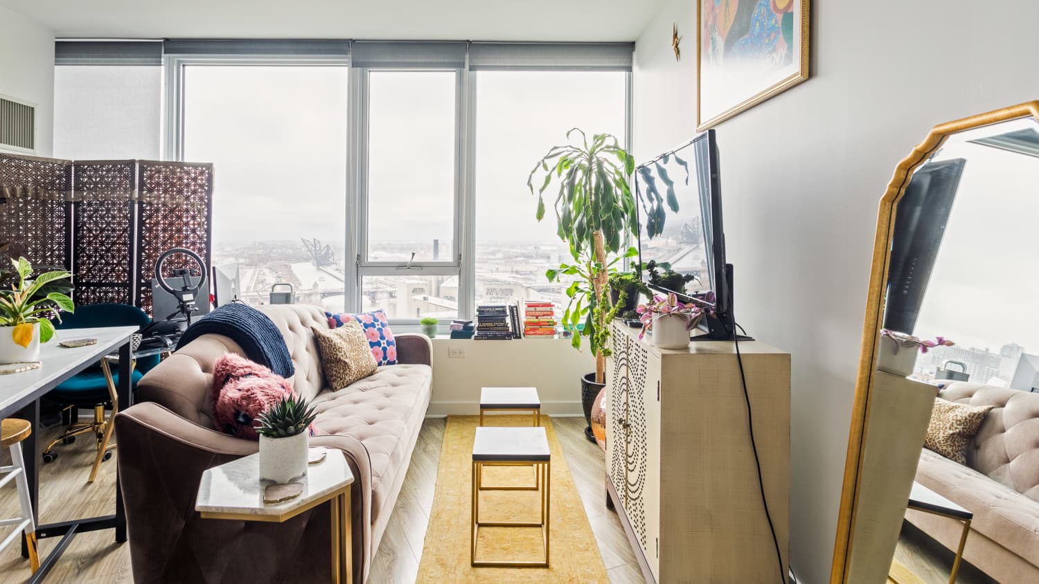 Walmart's BEAUTYPEAK Floor-Length Mirror Completely Transformed My Bedroom | Apartment Therapy