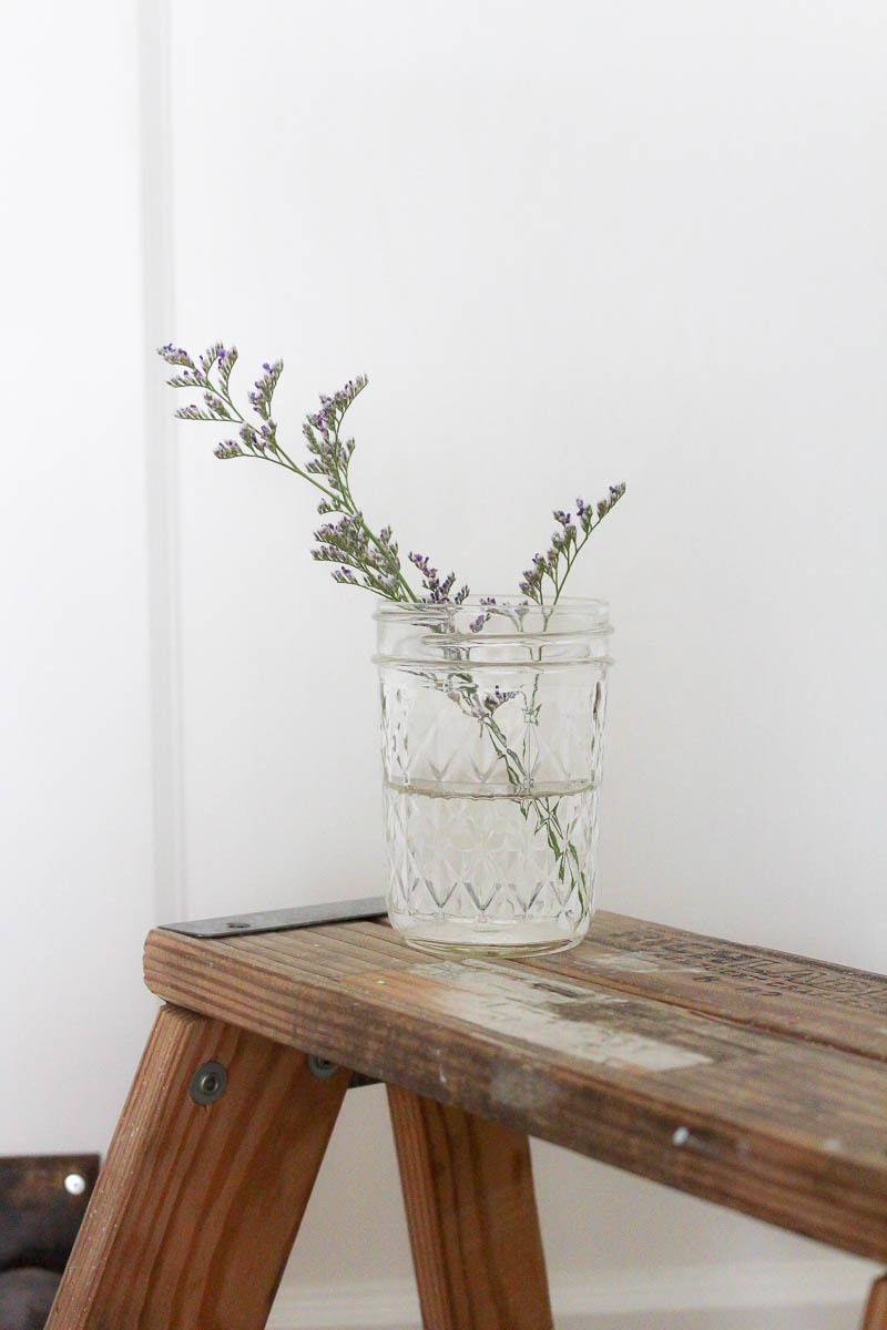 10 Minute Decorating: 5 Mason Jar Flower Arrangements perfect for Spring - Making it in the Mountains