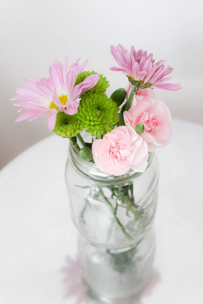 10 Minute Decorating: 5 Mason Jar Flower Arrangements perfect for Spring - Making it in the Mountains