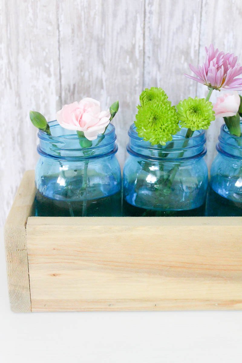 10 Minute Decorating: 5 Mason Jar Flower Arrangements perfect for Spring - Making it in the Mountains