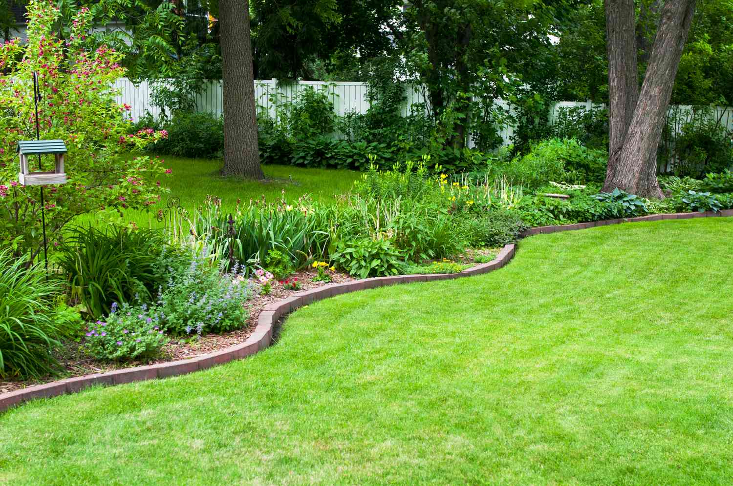 12 Garden Edging Ideas to Keep Your Plantings Tidy