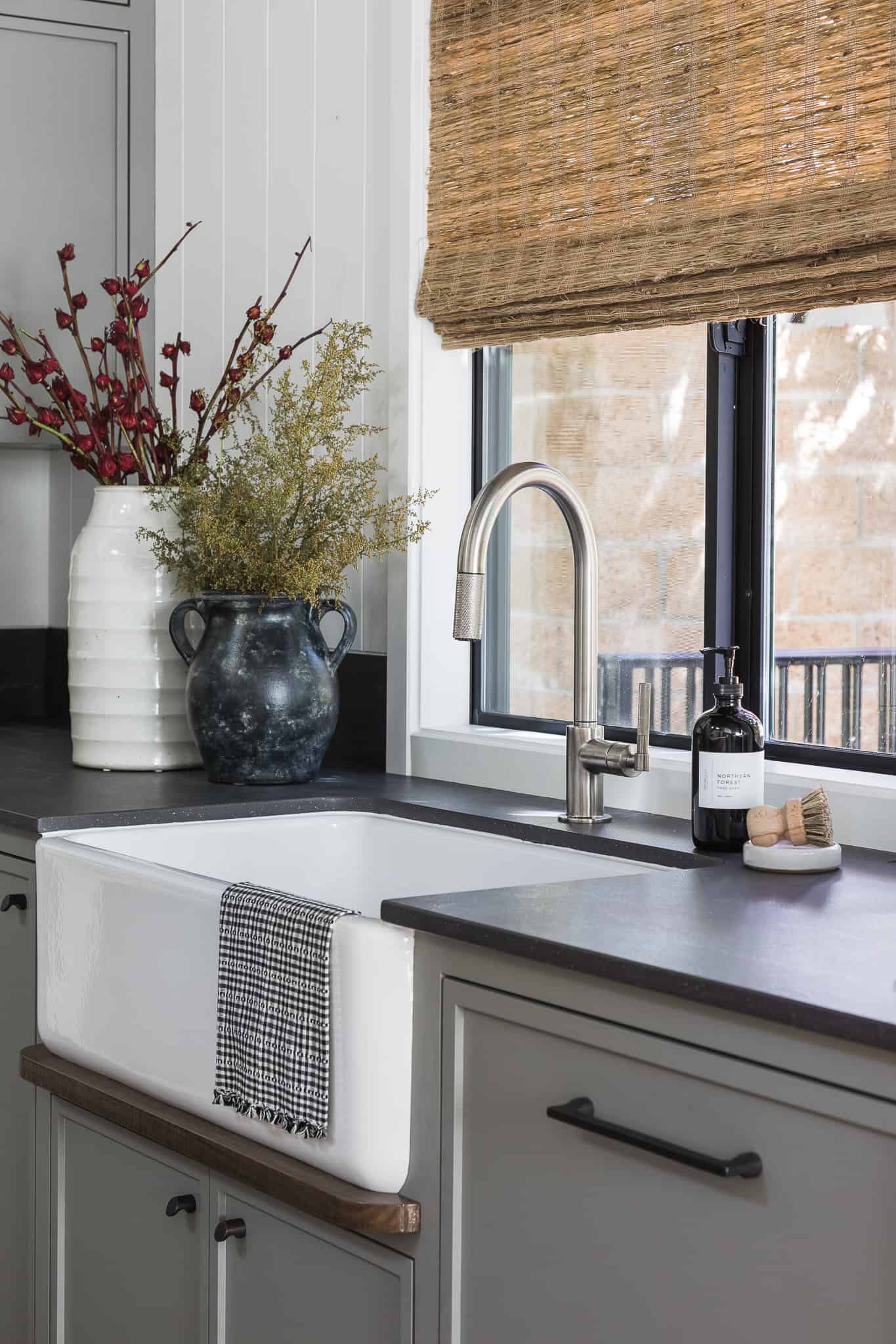 22 Farmhouse-Style Window Treatment Ideas to Try