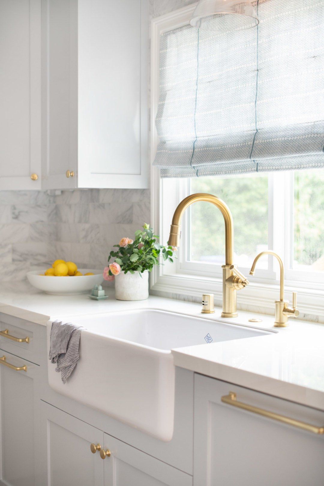 22 Farmhouse-Style Window Treatment Ideas to Try