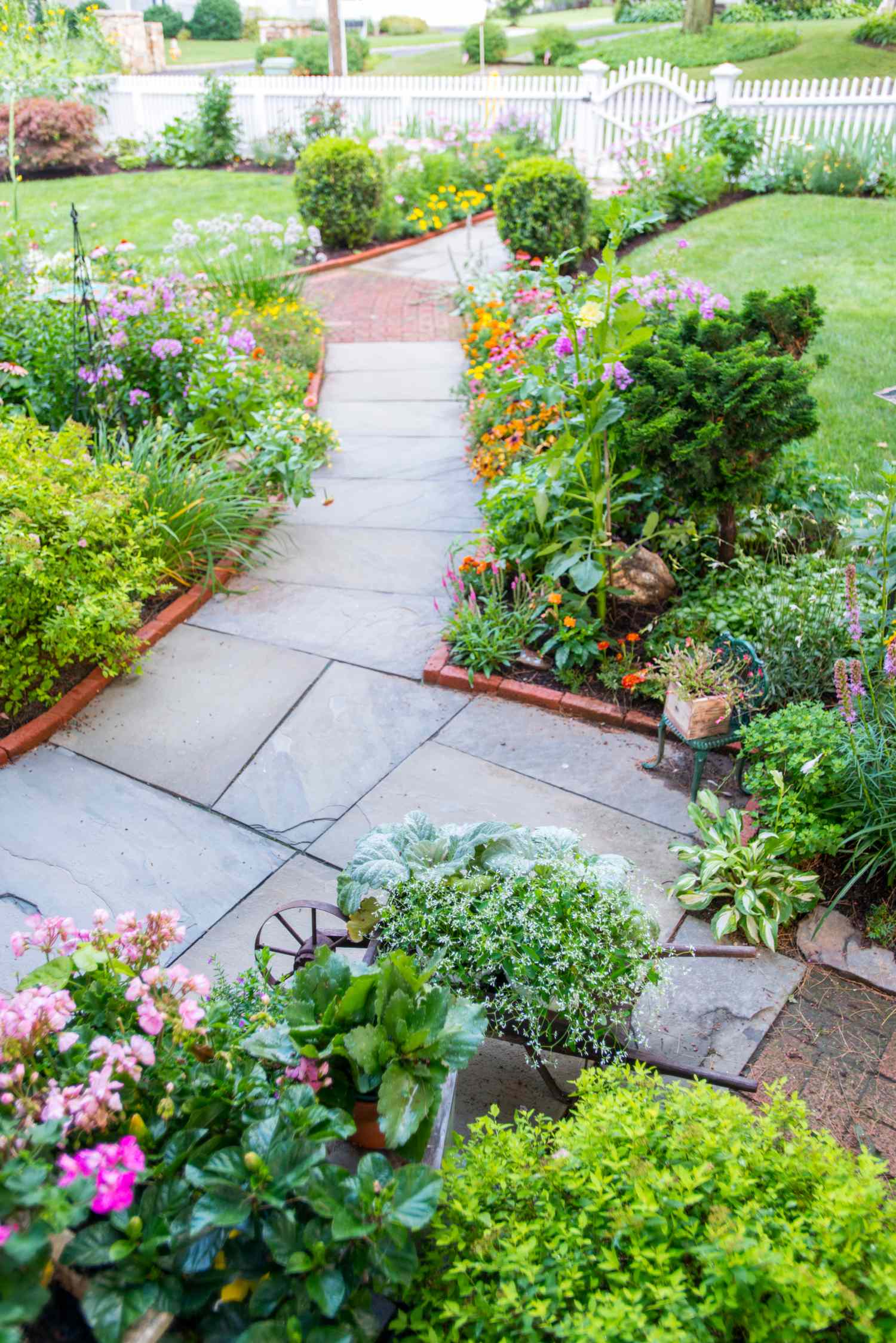 24 Garden Path Ideas for an Outdoor Oasis