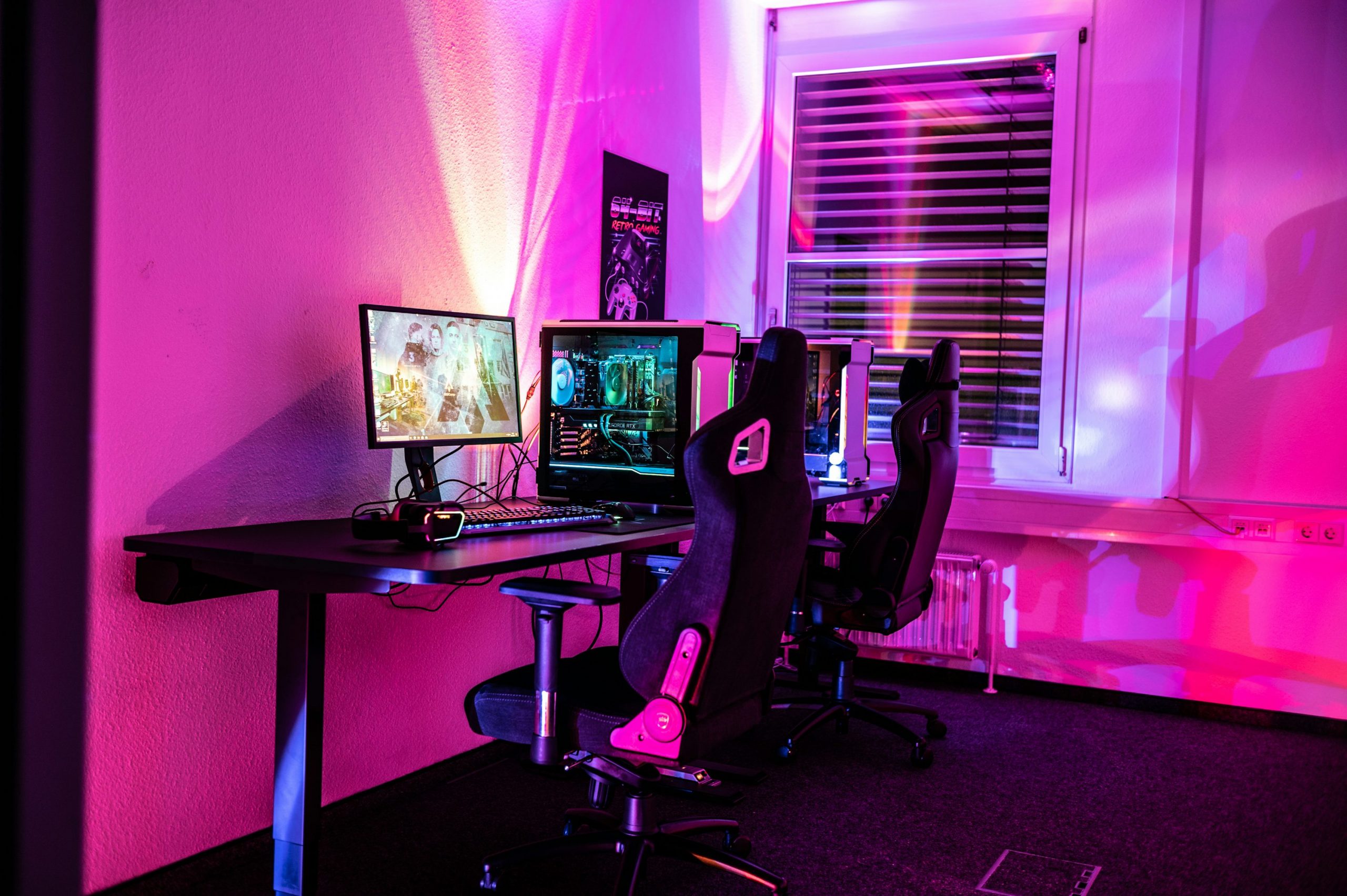 A desk with a computer and a gaming chair photo – Free Computer Image on Unsplash