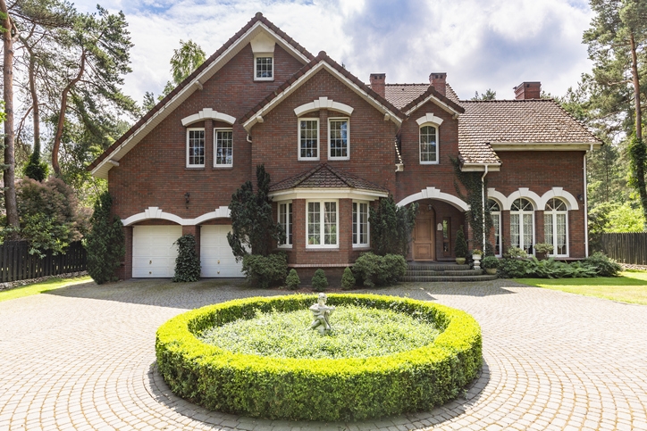 Circular Driveway Designs For A Convenient Home