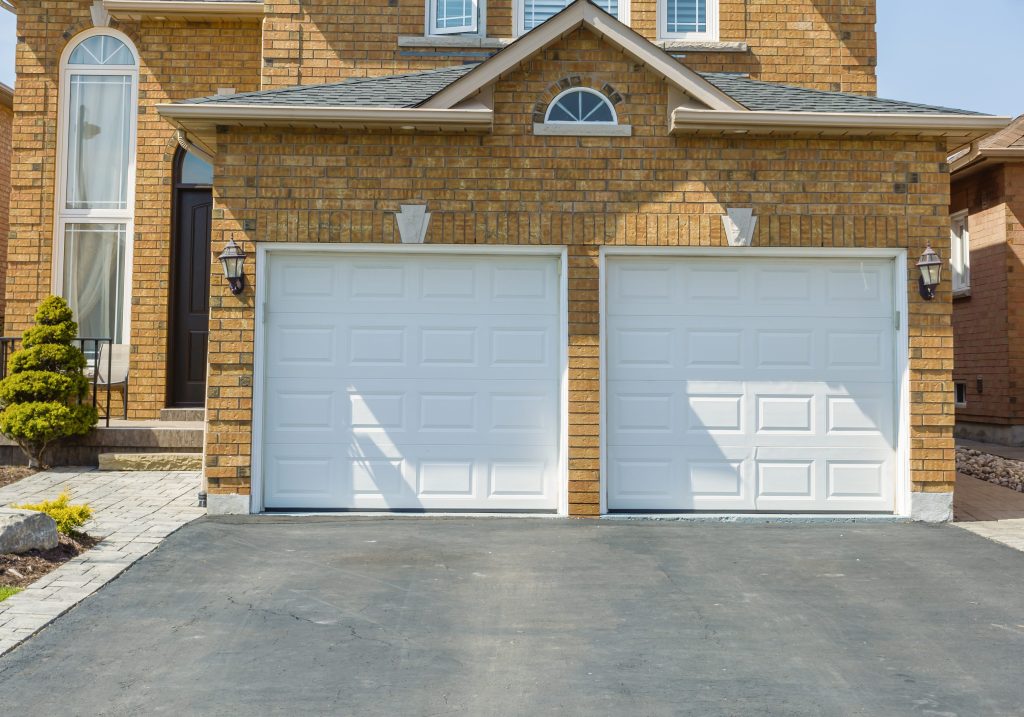 Exterior landscaping of entrance and driveway - G.T.L. Paysagiste