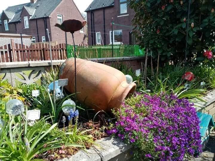 Garden design focal points: Projects spilt pot - WhatToGrow
