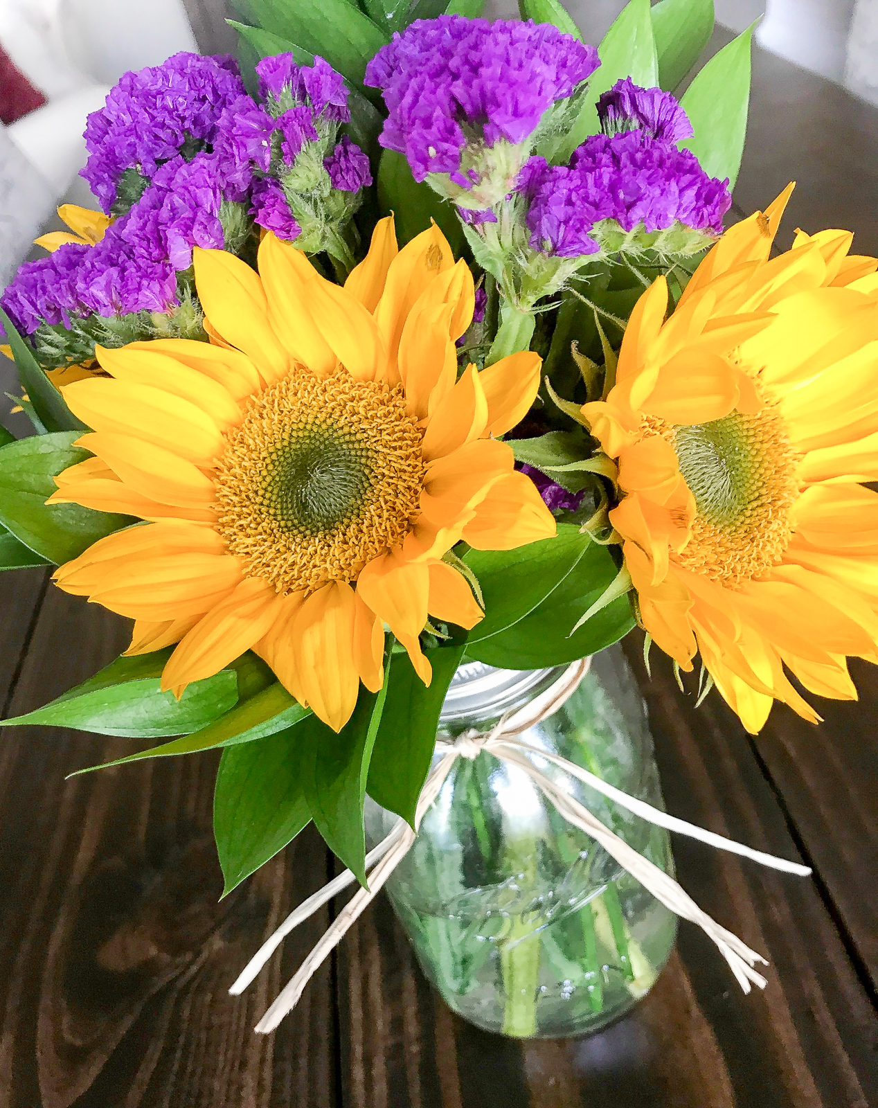 HOW TO MAKE A SIMPLE MASON JAR FLOWER ARRANGEMENT | Everyday Laura