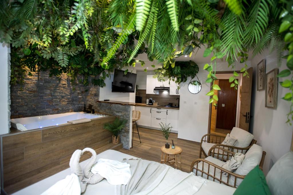 Jungle Room Jacuzzi Privé Évasion en amoureux, Cannes (updated prices 2026)