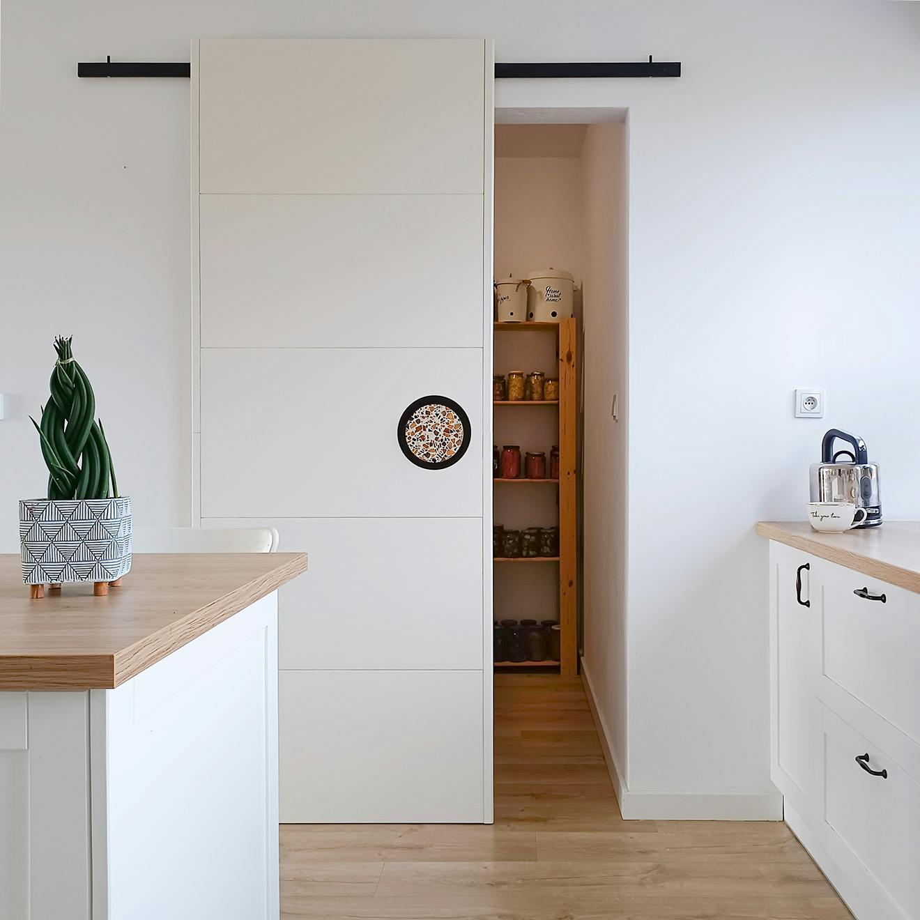 Kitchen with island and pantry, white and wood | RENO doors