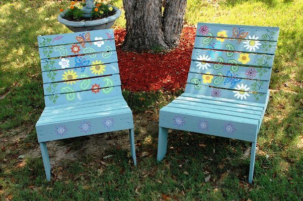 Sherry's perfect pallet chairs | Flea Market Gardening