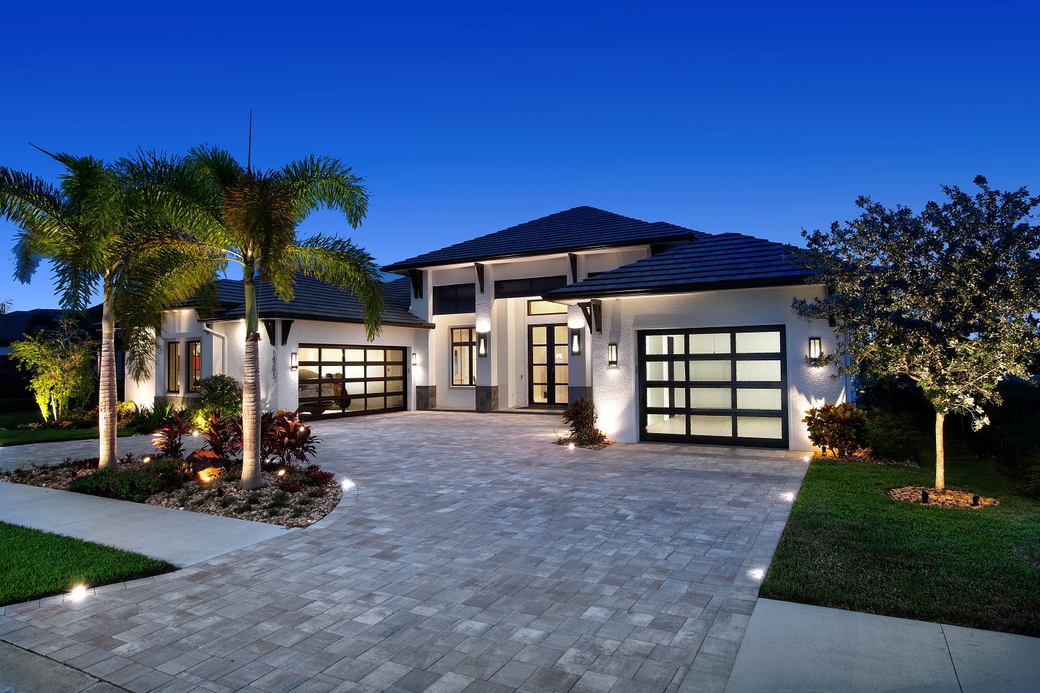The Best Outdoor Lighting Designs for Luxury Homes in Naples, FL - Beacon Outdoor Lighting