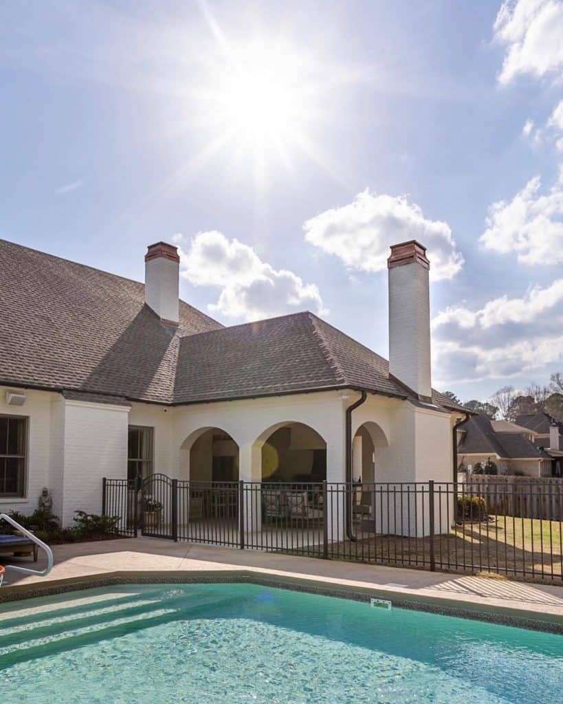 The Timeless Elegance of a White Brick House: An Overview of Classic Home Design – Inspirations at Your Fingertips