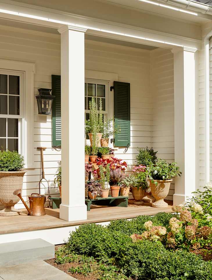 This Designer-Approved Vintage Trend Is Taking Over Front Yards (And Backyards) | Apartment Therapy