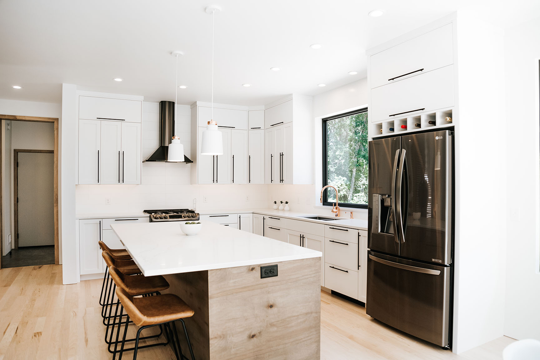 Two toned modern Kitchen - Alpine Cabinetry : Alpine Cabinetry