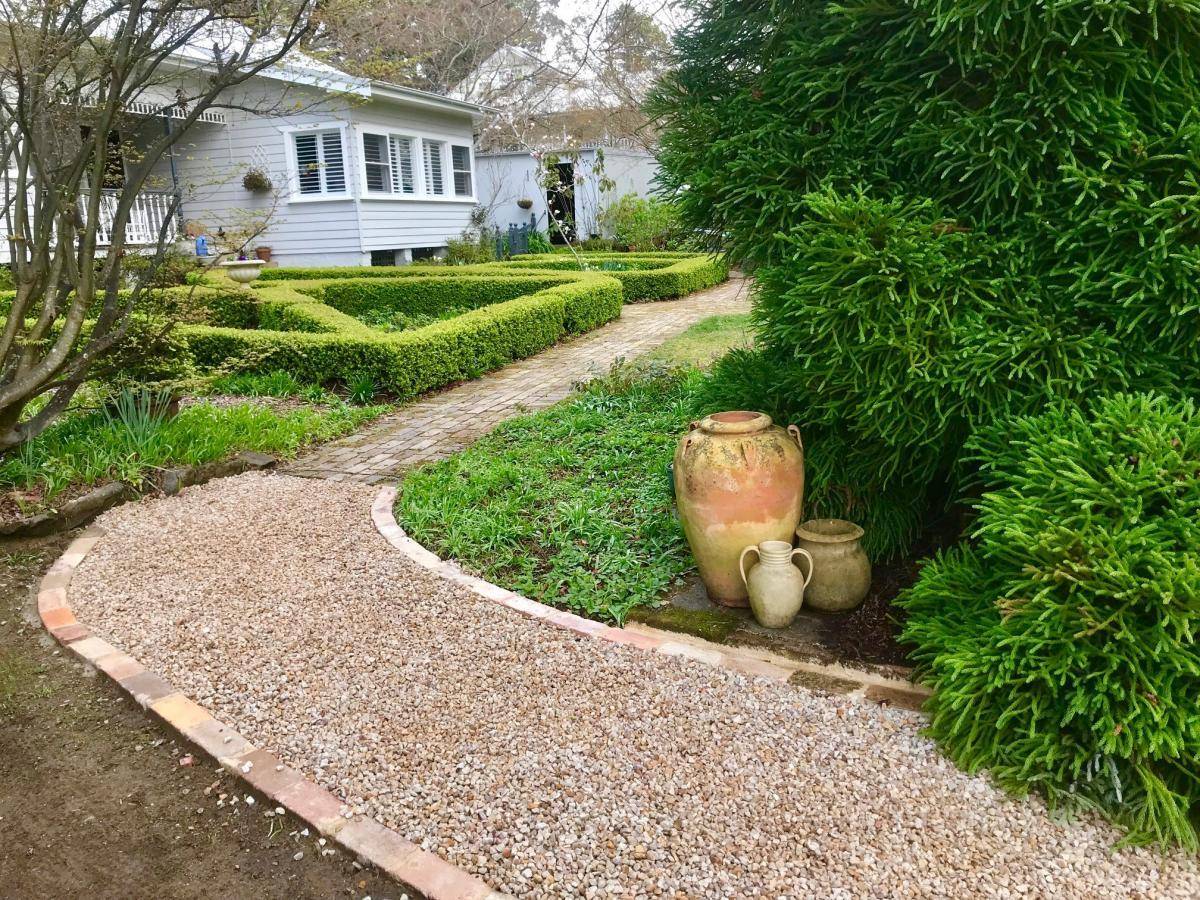 Wentworth Falls - Recycled Bricks Paved Pathway and Brick Edging | Fresh Perspective Landscapes