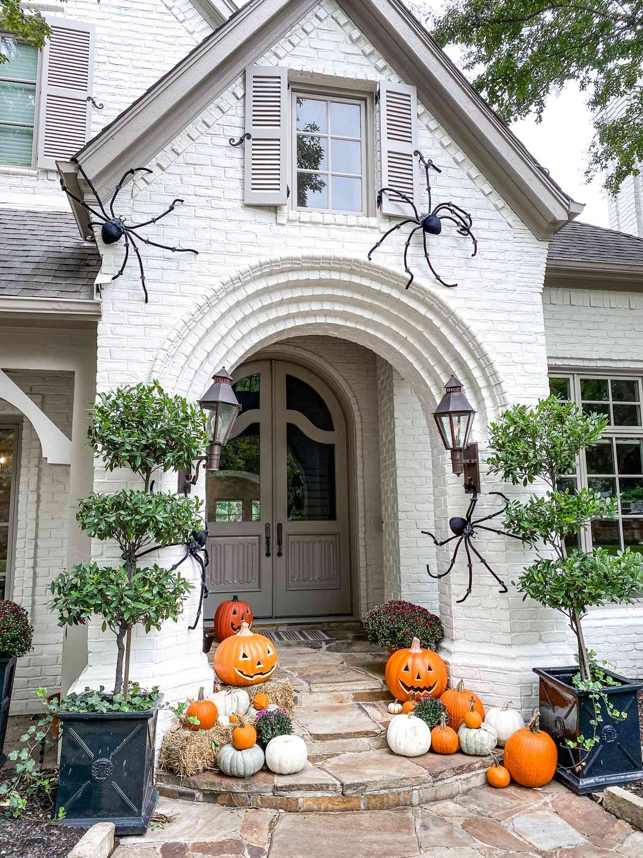 20 Beautiful Fall Porches to Celebrate the Season