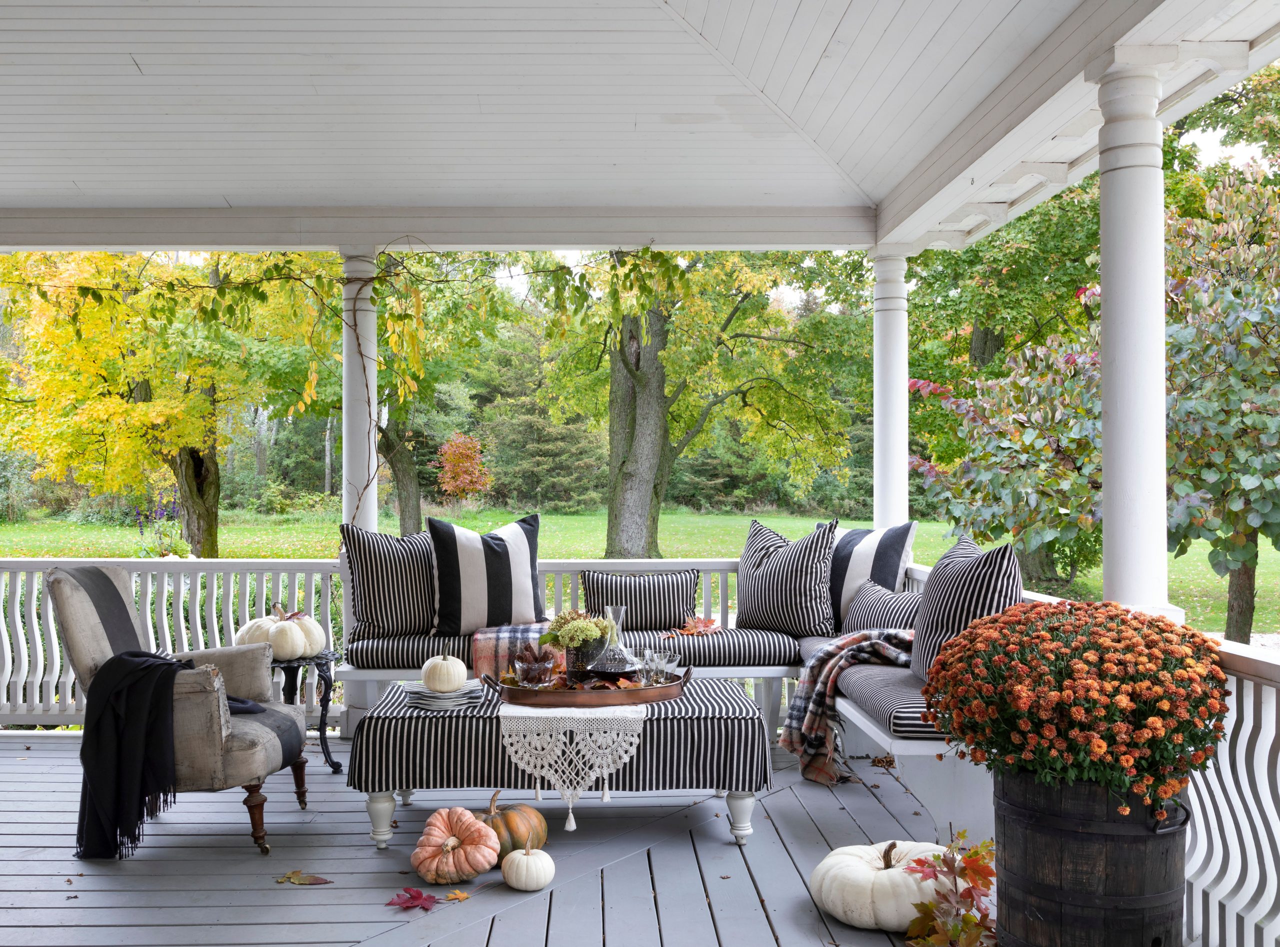 25 Outdoor Fall Decor Ideas That Will Last Through Thanksgiving