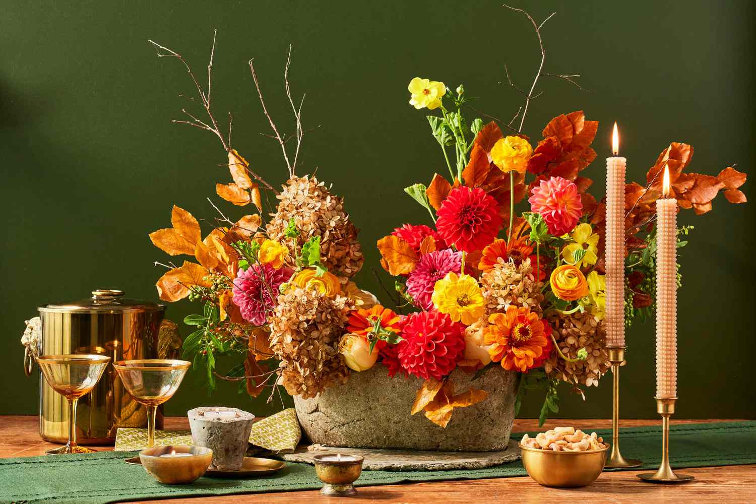5 Centerpieces Ideas With Fall Foliage And Blooms