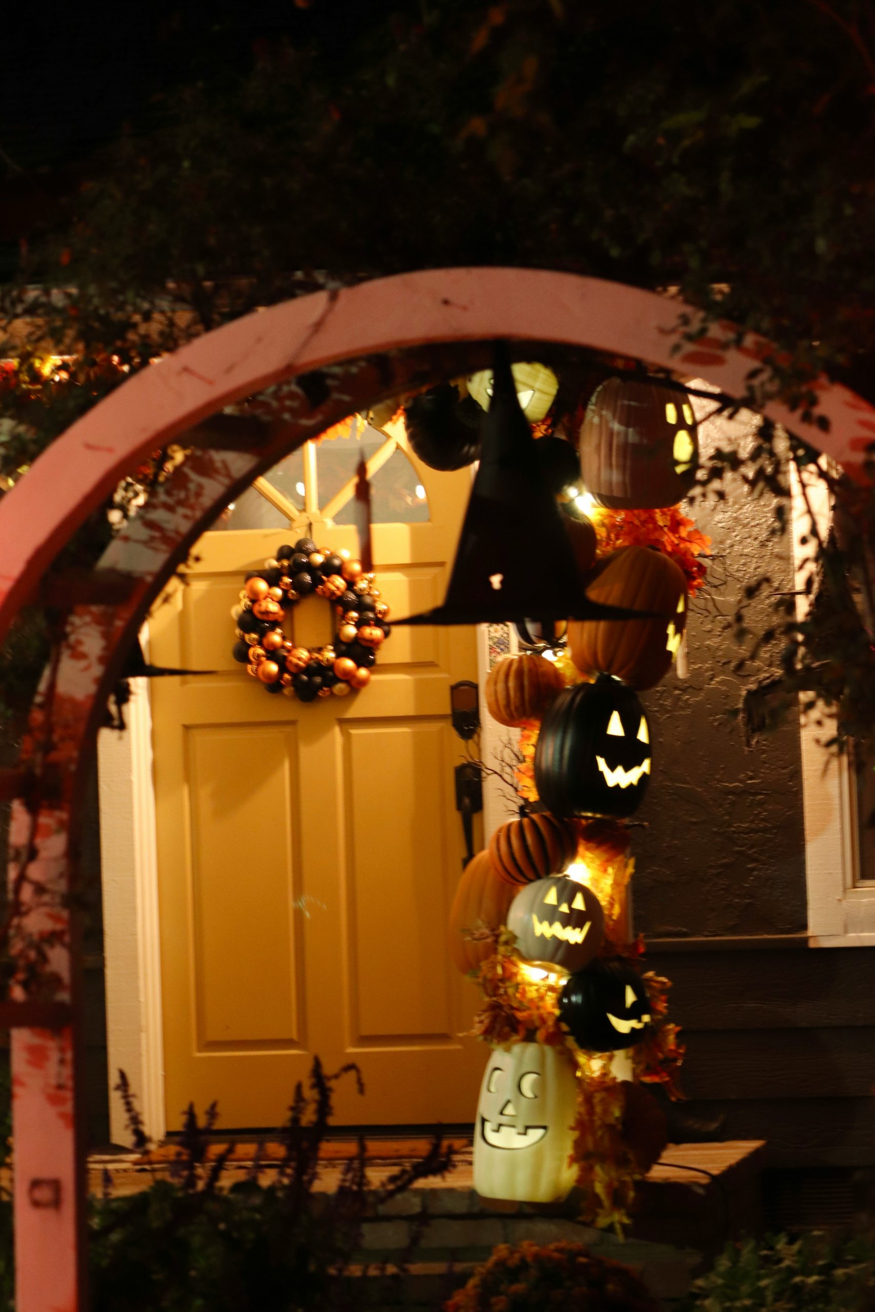 a halloween decoration with pumpkins and jack - o - lanterns