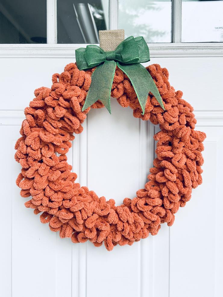 DIY Dollar Tree Yarn Pumpkin Wreath - Dollar Store Fall Craft Projects | Kimspired DIY