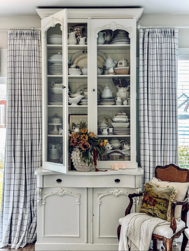 Early autumn decor - styling my ironstone cabinet - LeCultivateur