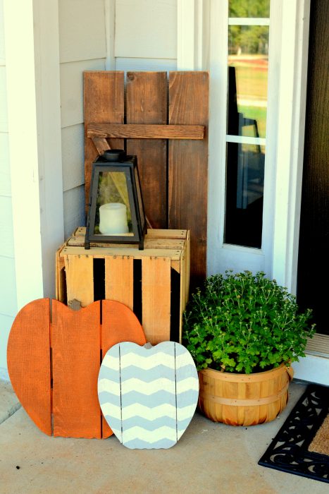 Early Fall/Halloween Front Porch with Wood Pallet Pumpkins