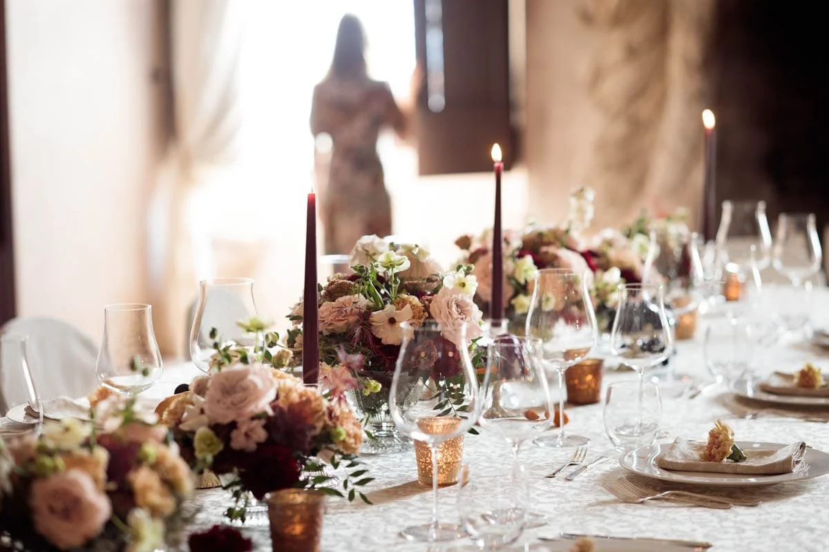 Elegant floral decorations for an autumn imperial table — Tania Muser