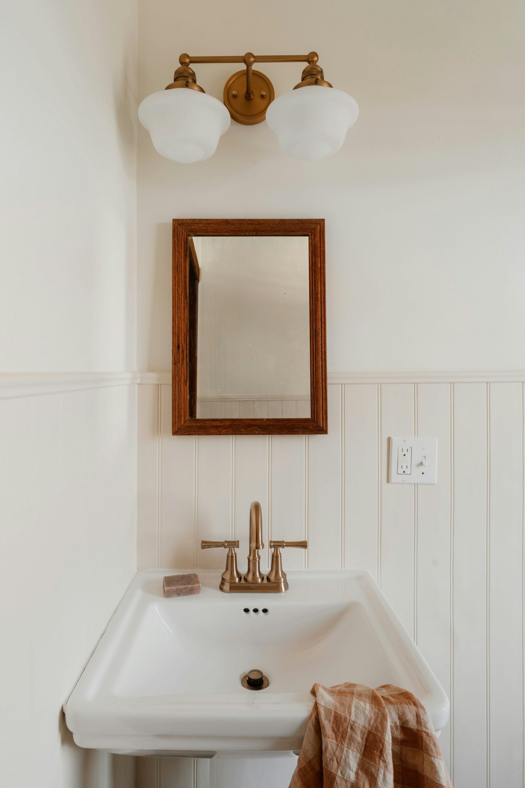 Farmhouse bathroom 1/3 (IG: @clay.banks)
