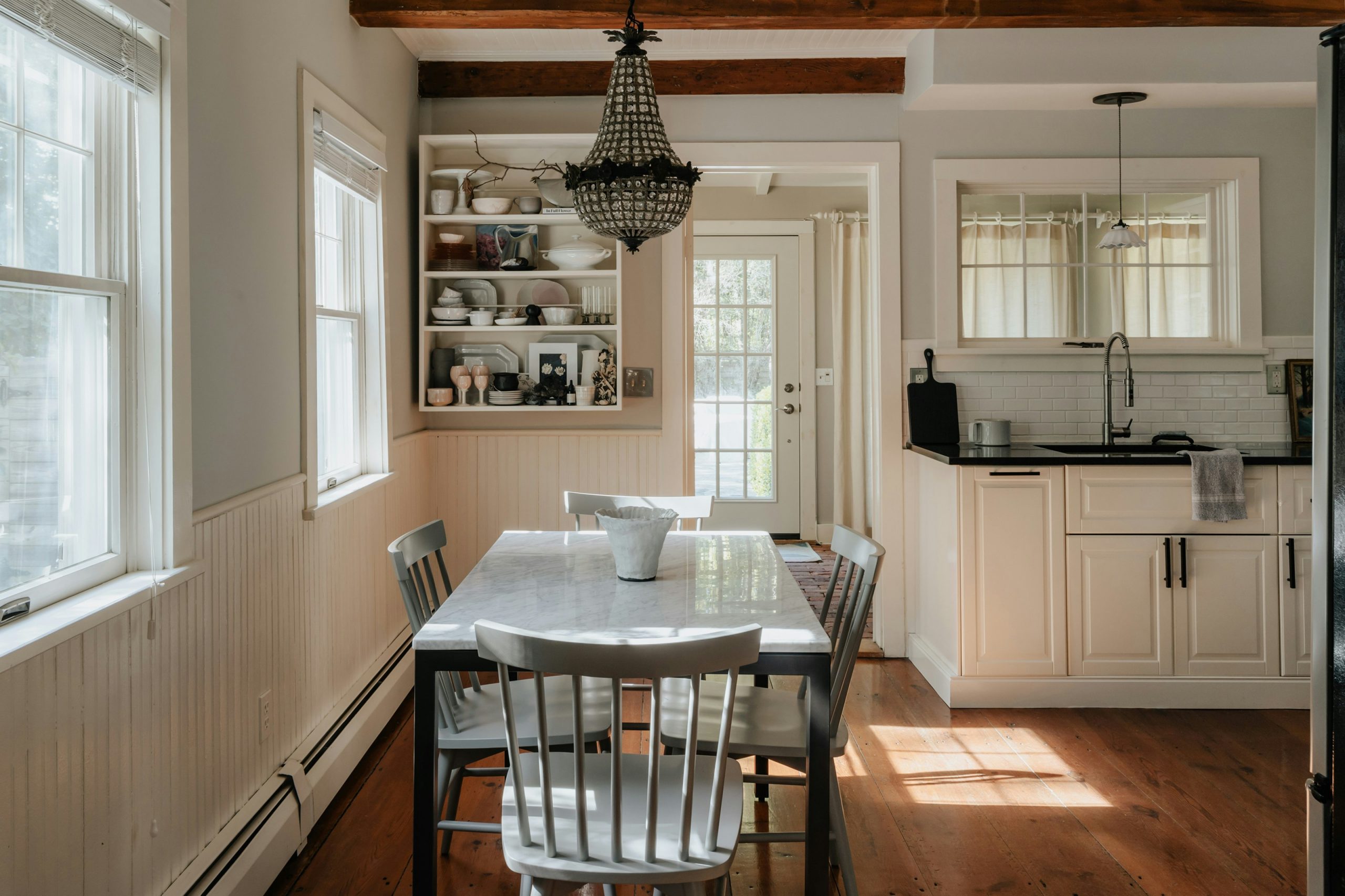 Farmhouse dining room (IG: @clay.banks)