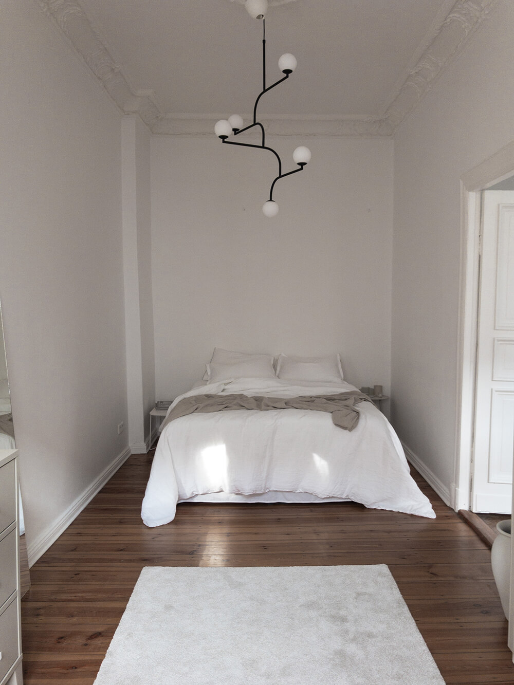 neutral-interior-white-home-bedroom-fluffy-bed-beige-aesthetic-autumn-decor- fall-style-soft-light-minimalist-design-scandi-chic-inspiration-rg-daily-blog (3) — RG Daily