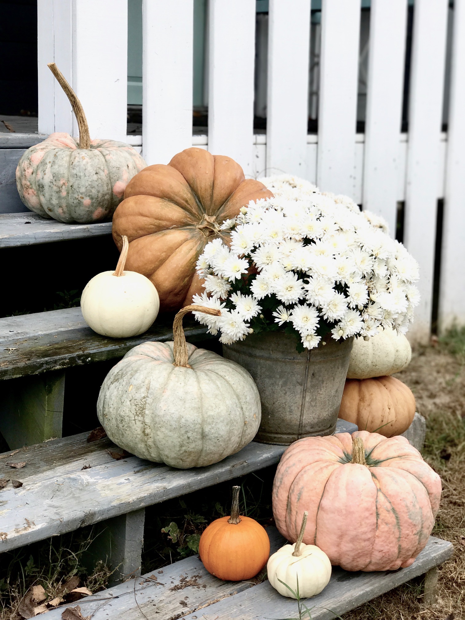 Outdoor fall decor ideas: Pumpkins on the frontporch