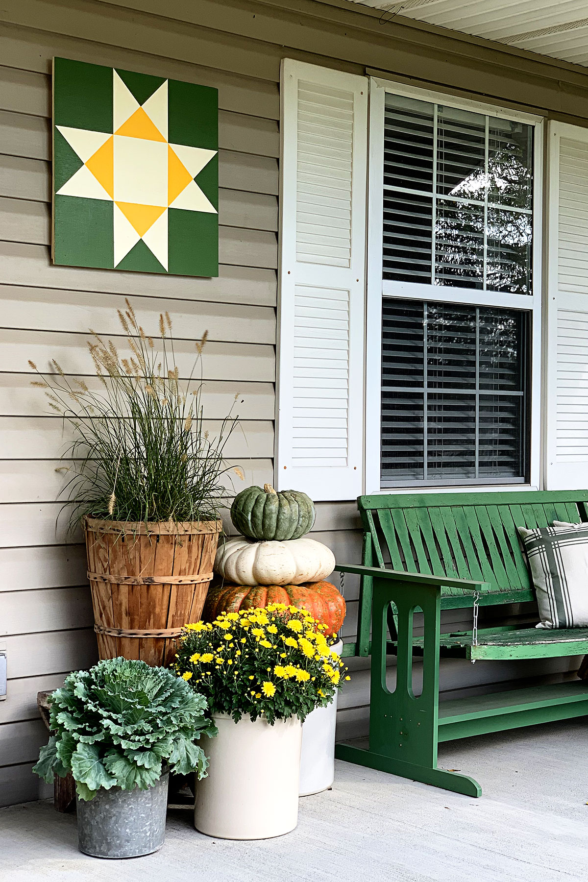 SIMPLE AND SUBTLE FALL PORCH DECOR story
