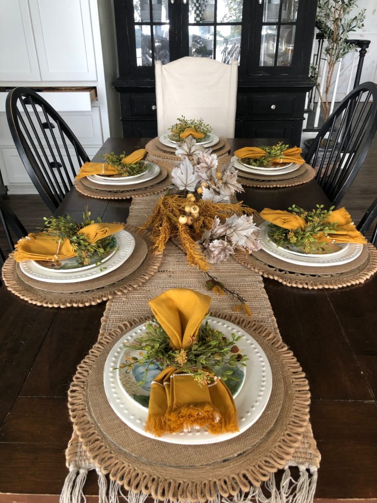Simple Fall Harvest Table | Fall Tablescape Inspiration