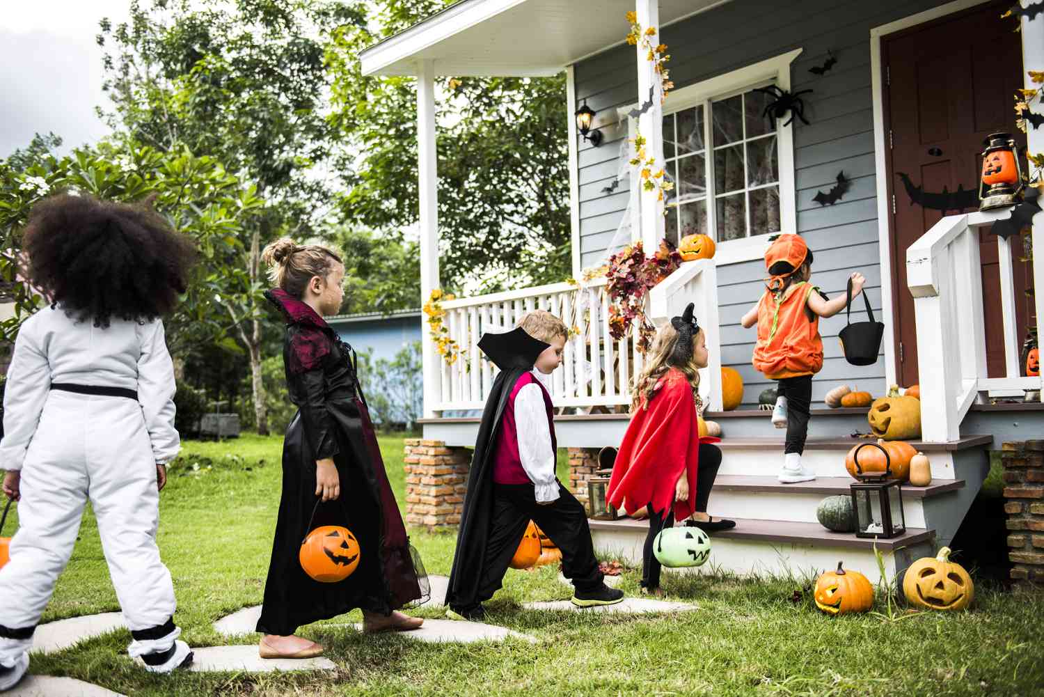 The Best Ways to Display Your Halloween Candy for Trick-or-Treaters