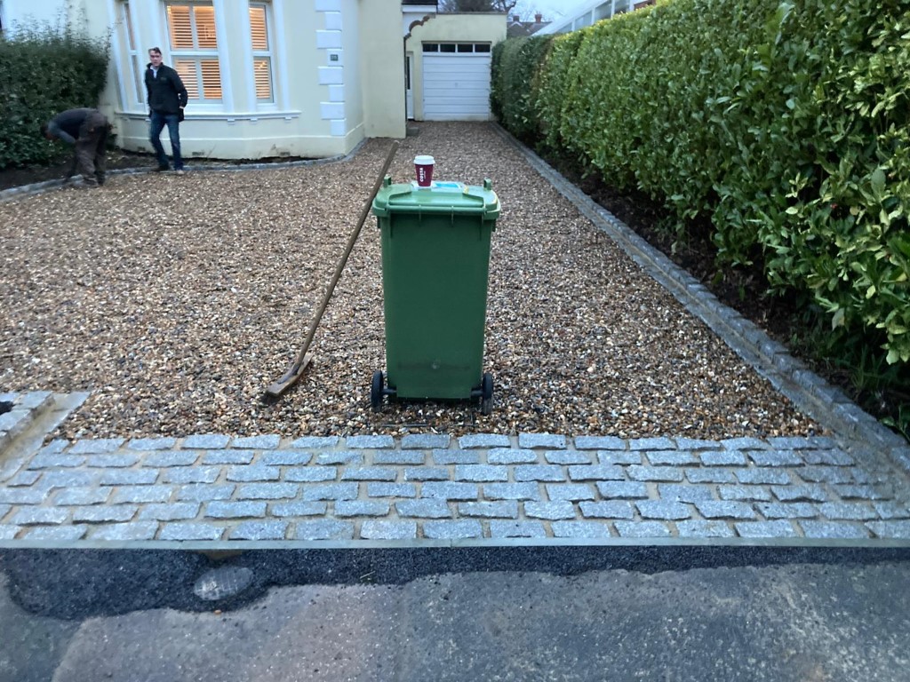 Gravel Driveway with Cobbled Apron in Tunbridge Wells - JD Drivestyle LTD