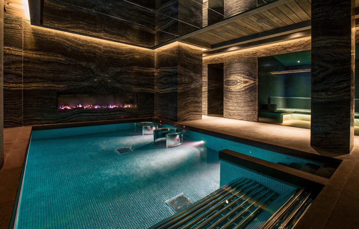 Indirect peripheral led lighting for indoor swimming pool - Ledux Lumière