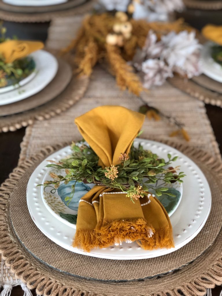 Simple Fall Harvest Table | Fall Tablescape Inspiration