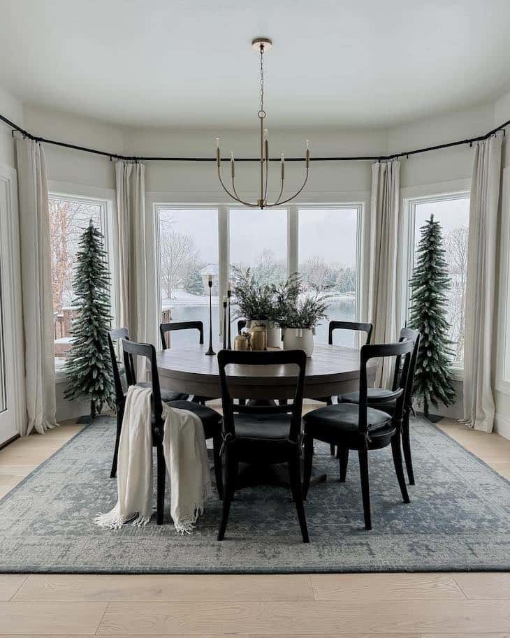 10 Christmas Dining Room Ideas to Make Your Home Festive and Cozy -  Farmhousehub