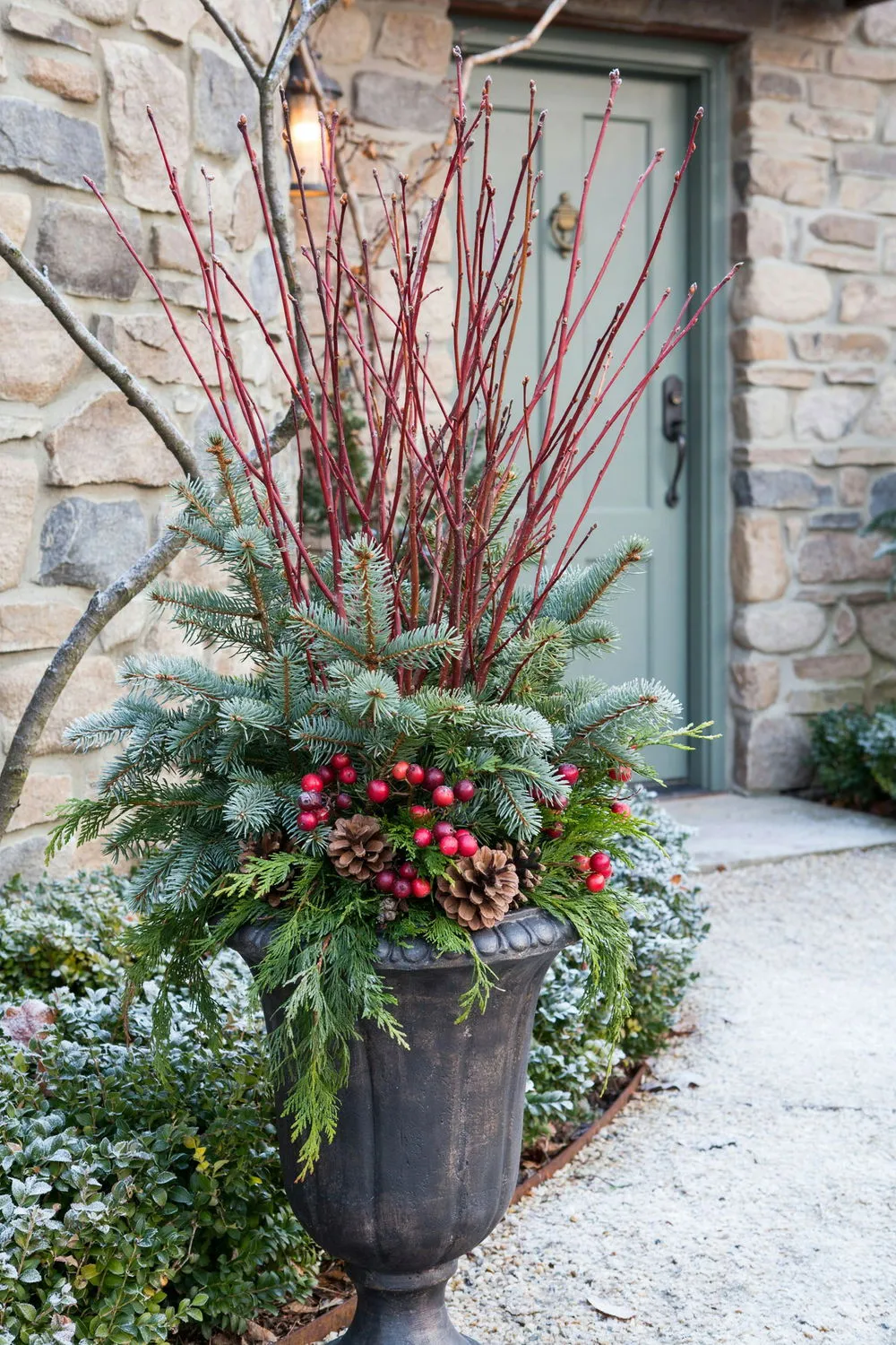 10 Christmas Planter Ideas Without Flowers That Look Beautiful All Winter |  DIY Garden