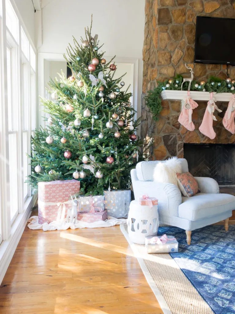 10 ways to decorate your tree for the holidays - Duke Manor Farm by Laura Janning